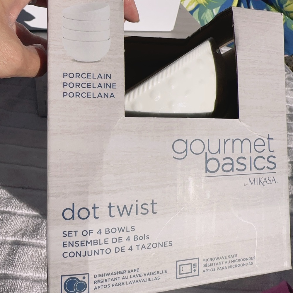 MIKASA dot twist SET OF 4 BOWLS new in box perfect gift set PORCELAIN